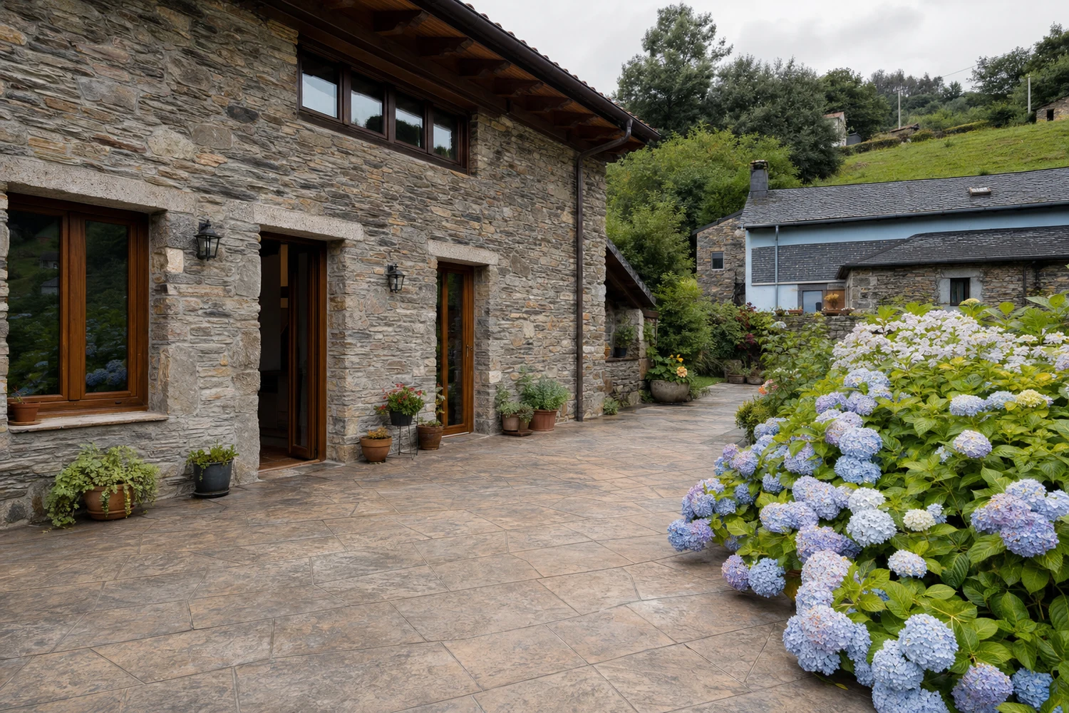 Patio exterior de hormigón impreso