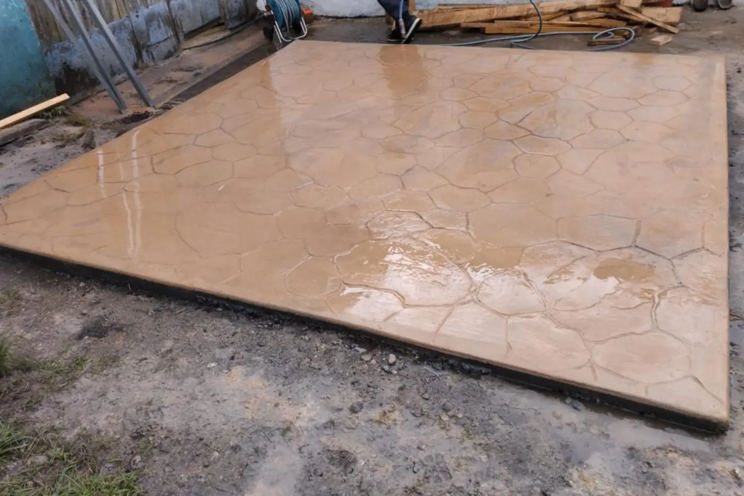 Solera de hormigón impreso recién ejecutada con textura de losa